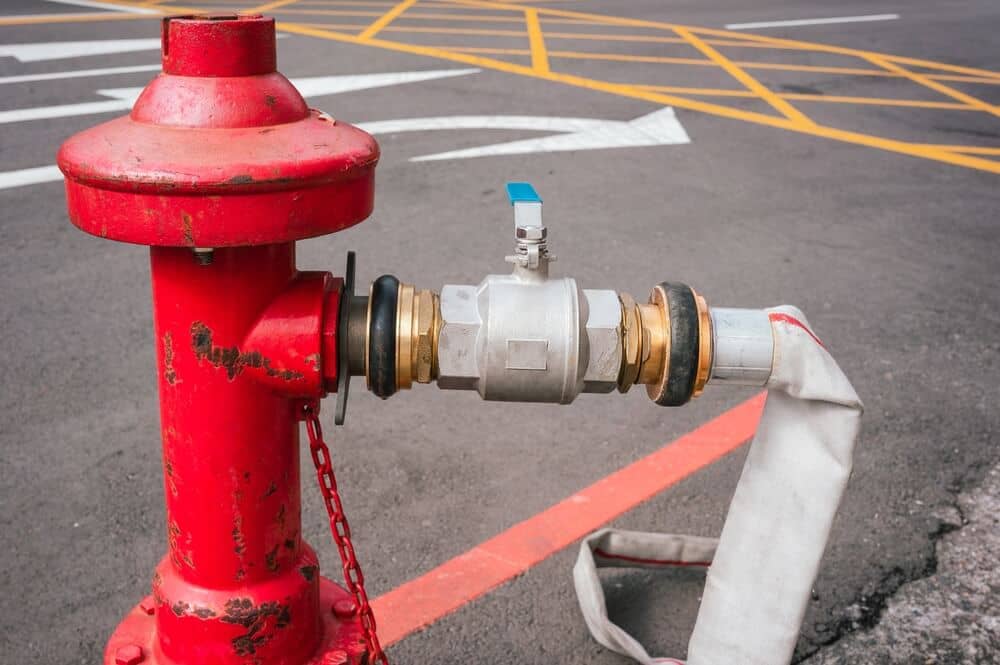 Example of fire hydrant connection sizes with a hose and valve setup.